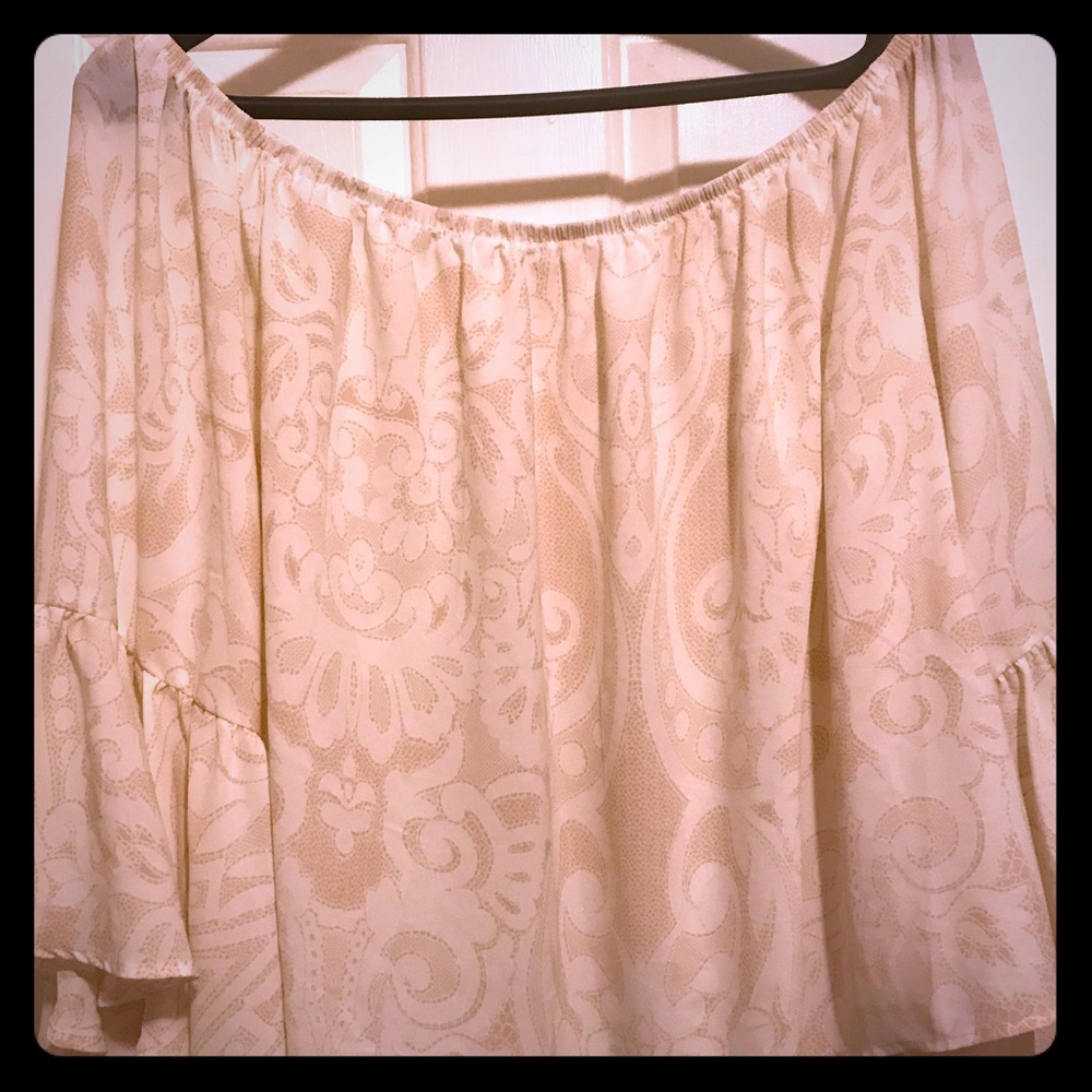 Cute off shoulder floral top 26/28W